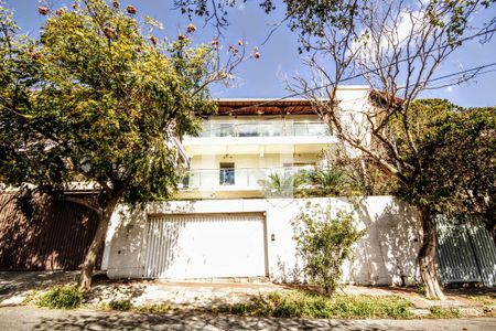 Casa para alugar com 420m², 4 quartos e 3 vagasFachada