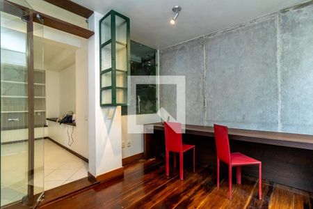 Casa de condomínio à venda com 450m², 5 quartos e 2 vagas Casa de condomínio à venda com 450m², 5 quartos e 2 vagasEscritório