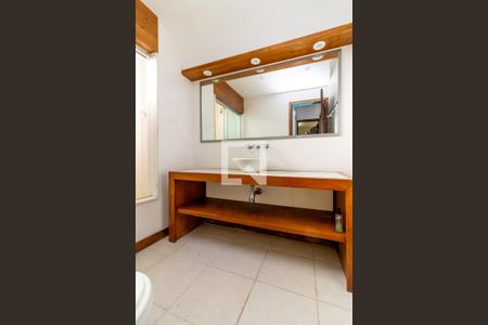 Casa de condomínio à venda com 450m², 5 quartos e 2 vagas Casa de condomínio à venda com 450m², 5 quartos e 2 vagasBanheiro da Suíte