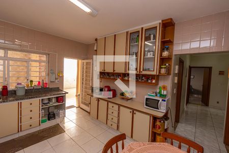 Casa à venda com 220m², 4 quartos e 3 vagasCozinha 