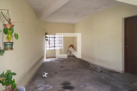 Casa à venda com 1321m², 3 quartos e 8 vagasFundos