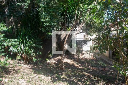 Casa à venda com 1321m², 3 quartos e 8 vagasFundos