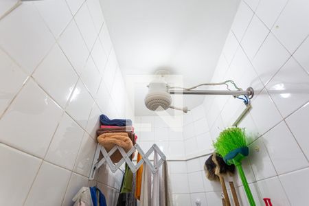 Apartamento à venda com 105m², 2 quartos e 1 vaga Apartamento à venda com 105m², 2 quartos e 1 vagaChuveiro do Banheiro de Serviço