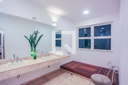 Casa à venda com 755m², 6 quartos e 4 vagasSuíte Master - Banheiro