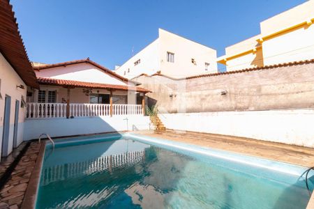Casa à venda com 162m², 3 quartos e 3 vagas Casa à venda com 162m², 3 quartos e 3 vagasPiscina