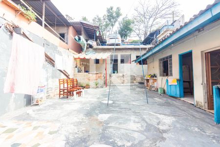 Casa à venda com 250m², 2 quartos e 3 vagas Casa à venda com 250m², 2 quartos e 3 vagasQuintal