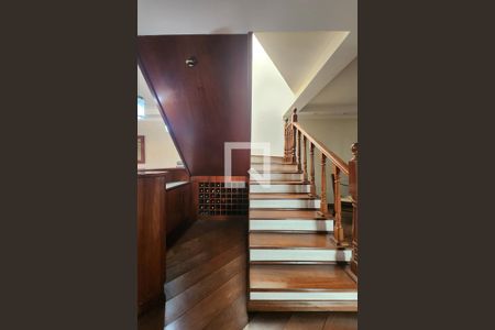 Casa à venda com 360m², 4 quartos e 3 vagas Casa à venda com 360m², 4 quartos e 3 vagasEscada