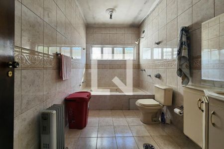 Casa à venda com 360m², 4 quartos e 3 vagas Casa à venda com 360m², 4 quartos e 3 vagasBanheiro da Suíte 1