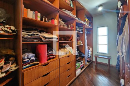 Casa à venda com 360m², 4 quartos e 3 vagas Casa à venda com 360m², 4 quartos e 3 vagasCloset da suíte 1