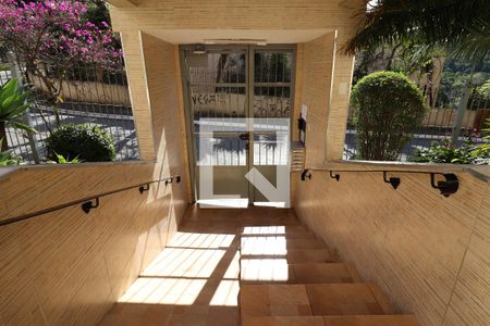 Apartamento à venda com 49m², 2 quartos e 1 vagaEscada