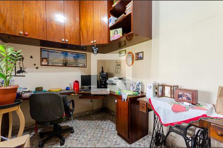 Casa à venda com 172m², 4 quartos e 4 vagas Casa à venda com 172m², 4 quartos e 4 vagasEscritório