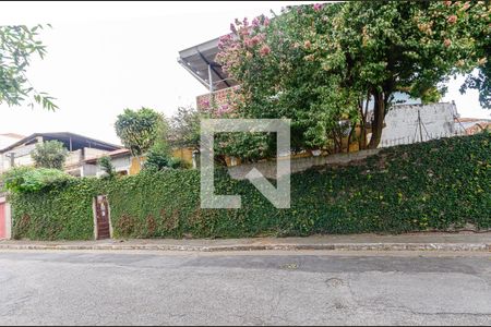 Casa à venda com 172m², 4 quartos e 4 vagas Casa à venda com 172m², 4 quartos e 4 vagasFachada