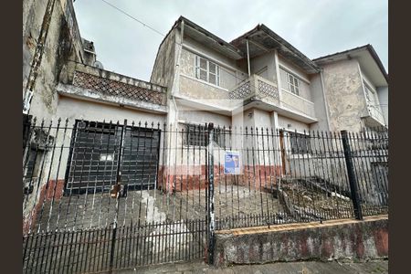Casa à venda com 122m², 2 quartos e 2 vagas Casa à venda com 122m², 2 quartos e 2 vagasFachada