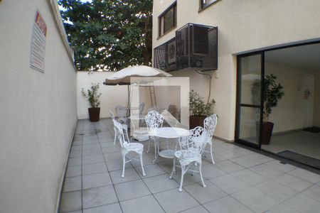 Apartamento à venda com 150m², 3 quartos e 2 vagas Apartamento à venda com 150m², 3 quartos e 2 vagasÁrea comum - Piscina