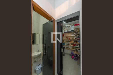 Casa à venda com 450m², 6 quartos e 4 vagasBanheiro de serviço