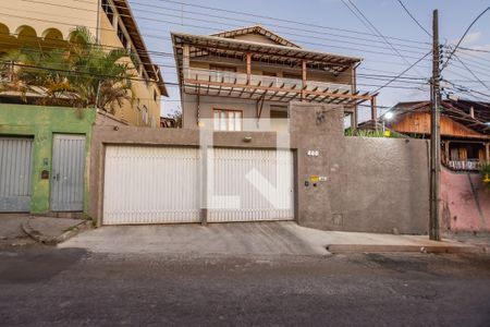 Casa à venda com 450m², 6 quartos e 4 vagasFachada
