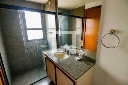 Apartamento à venda com 320m², 6 quartos e 5 vagas Apartamento à venda com 320m², 6 quartos e 5 vagasBanheiro da Suíte 2