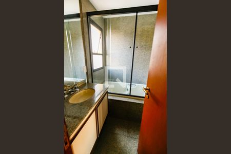 Apartamento à venda com 320m², 6 quartos e 5 vagas Apartamento à venda com 320m², 6 quartos e 5 vagasBanheiro da Suíte 1