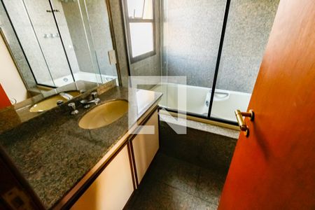 Apartamento à venda com 320m², 6 quartos e 5 vagas Apartamento à venda com 320m², 6 quartos e 5 vagasBanheiro da Suíte 1