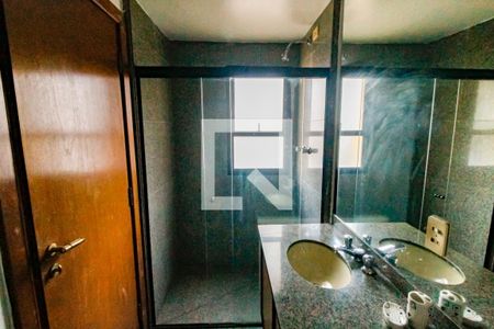 Apartamento à venda com 320m², 6 quartos e 5 vagas Apartamento à venda com 320m², 6 quartos e 5 vagasBanheiro da Suíte 2