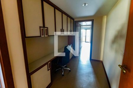 Apartamento à venda com 320m², 6 quartos e 5 vagas Apartamento à venda com 320m², 6 quartos e 5 vagasCorredor