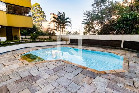 Apartamento à venda com 320m², 6 quartos e 5 vagas Apartamento à venda com 320m², 6 quartos e 5 vagasÁrea comum - Piscina