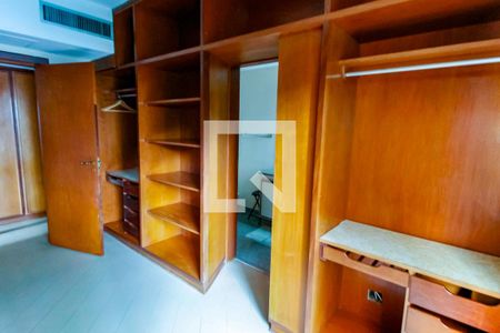 Apartamento à venda com 320m², 6 quartos e 5 vagas Apartamento à venda com 320m², 6 quartos e 5 vagasCloset da suíte 3