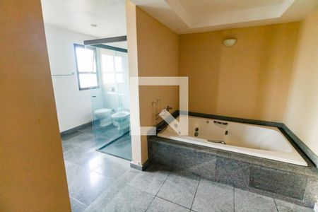 Apartamento à venda com 320m², 6 quartos e 5 vagas Apartamento à venda com 320m², 6 quartos e 5 vagasBanheiro da Suíte 3