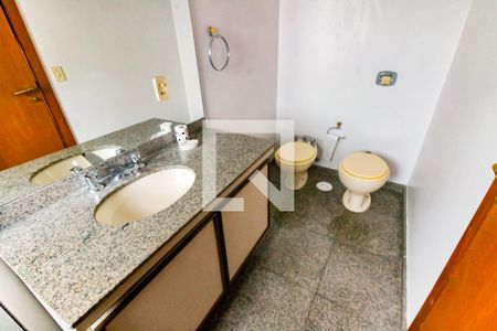 Apartamento à venda com 320m², 6 quartos e 5 vagas Apartamento à venda com 320m², 6 quartos e 5 vagasBanheiro da Suíte 2