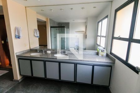 Apartamento à venda com 320m², 6 quartos e 5 vagas Apartamento à venda com 320m², 6 quartos e 5 vagasBanheiro da Suíte 3