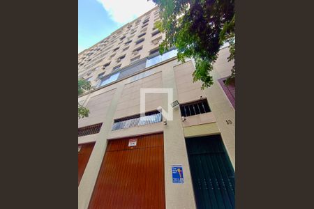 Apartamento à venda com 120m², 3 quartos e sem vaga Apartamento à venda com 120m², 3 quartos e sem vagaFachada com cartaz QA