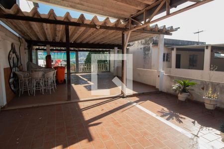 Casa à venda com 180m², 3 quartos e 2 vagas Casa à venda com 180m², 3 quartos e 2 vagasTerraço