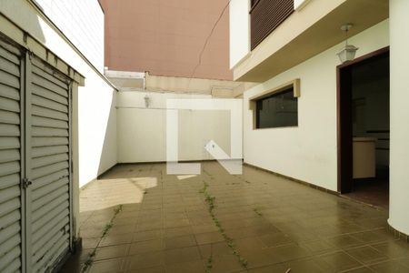 Casa para alugar com 320m², 4 quartos e 5 vagasQuintal