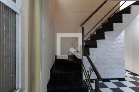 Casa à venda com 170m², 3 quartos e 2 vagas Casa à venda com 170m², 3 quartos e 2 vagasEscada