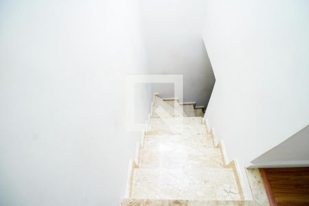 Casa à venda com 125m², 3 quartos e 2 vagas Casa à venda com 125m², 3 quartos e 2 vagasEscada