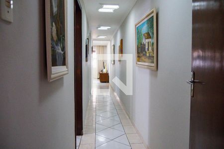 Casa à venda com 217m², 5 quartos e 5 vagasCorredor