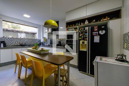 Casa de condomínio à venda com 315m², 4 quartos e 2 vagas Casa de condomínio à venda com 315m², 4 quartos e 2 vagasCozinha