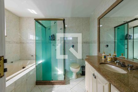 Casa de condomínio à venda com 315m², 4 quartos e 2 vagas Casa de condomínio à venda com 315m², 4 quartos e 2 vagasBanheiro Suíte 1