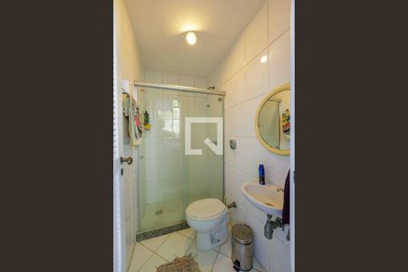 Casa de condomínio à venda com 315m², 4 quartos e 2 vagas Casa de condomínio à venda com 315m², 4 quartos e 2 vagasBanheiro de Serviço