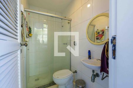 Casa de condomínio à venda com 315m², 4 quartos e 2 vagas Casa de condomínio à venda com 315m², 4 quartos e 2 vagasBanheiro de Serviço