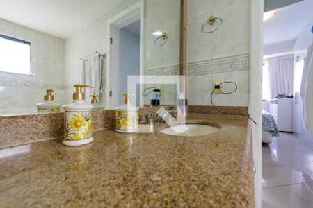 Casa de condomínio à venda com 315m², 4 quartos e 2 vagas Casa de condomínio à venda com 315m², 4 quartos e 2 vagasBanheiro Suíte 1