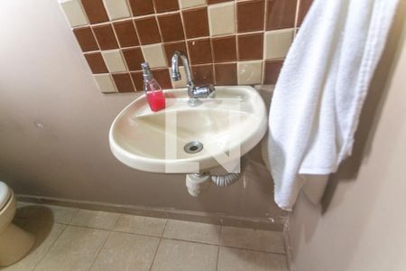 Casa à venda com 120m², 2 quartos e 2 vagas Casa à venda com 120m², 2 quartos e 2 vagasBanheiro social