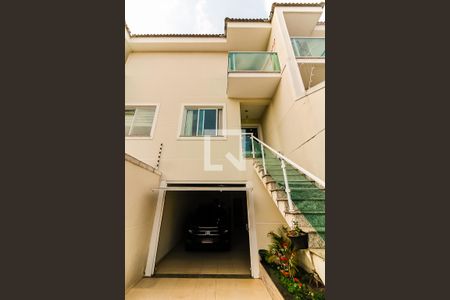 Casa à venda com 180m², 3 quartos e 3 vagas Casa à venda com 180m², 3 quartos e 3 vagasFachada