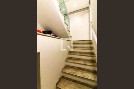 Casa à venda com 180m², 3 quartos e 3 vagas Casa à venda com 180m², 3 quartos e 3 vagasEscada