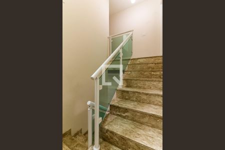 Casa à venda com 180m², 3 quartos e 3 vagas Casa à venda com 180m², 3 quartos e 3 vagasEscada