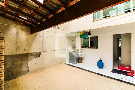 Casa à venda com 180m², 3 quartos e 3 vagas Casa à venda com 180m², 3 quartos e 3 vagasQuintal