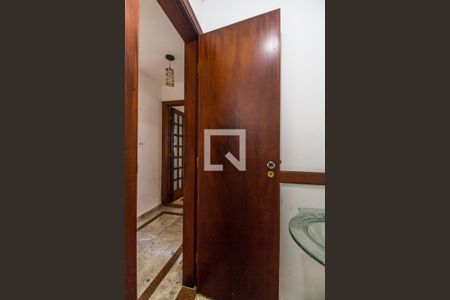 Casa de condomínio à venda com 320m², 5 quartos e 4 vagas Casa de condomínio à venda com 320m², 5 quartos e 4 vagasLavabo