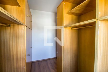 Casa de condomínio à venda com 320m², 5 quartos e 4 vagas Casa de condomínio à venda com 320m², 5 quartos e 4 vagasCloset da suíte
