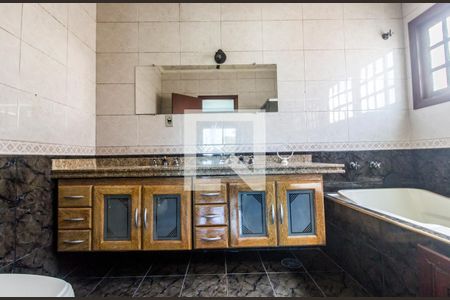 Casa de condomínio à venda com 320m², 5 quartos e 4 vagas Casa de condomínio à venda com 320m², 5 quartos e 4 vagasBanheiro da Suíte