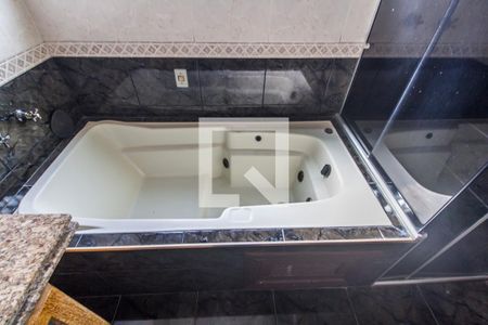 Casa de condomínio à venda com 320m², 5 quartos e 4 vagas Casa de condomínio à venda com 320m², 5 quartos e 4 vagasDetalhe do Banheiro da Suite